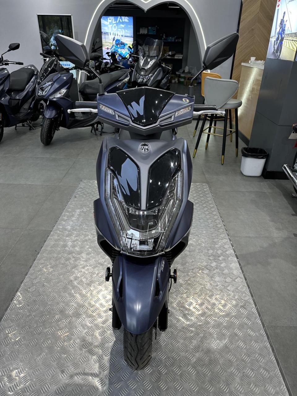 三阳fnx火凤凰150,原价16800,现在12000还送头盔手套尾箱尾架,水冷四