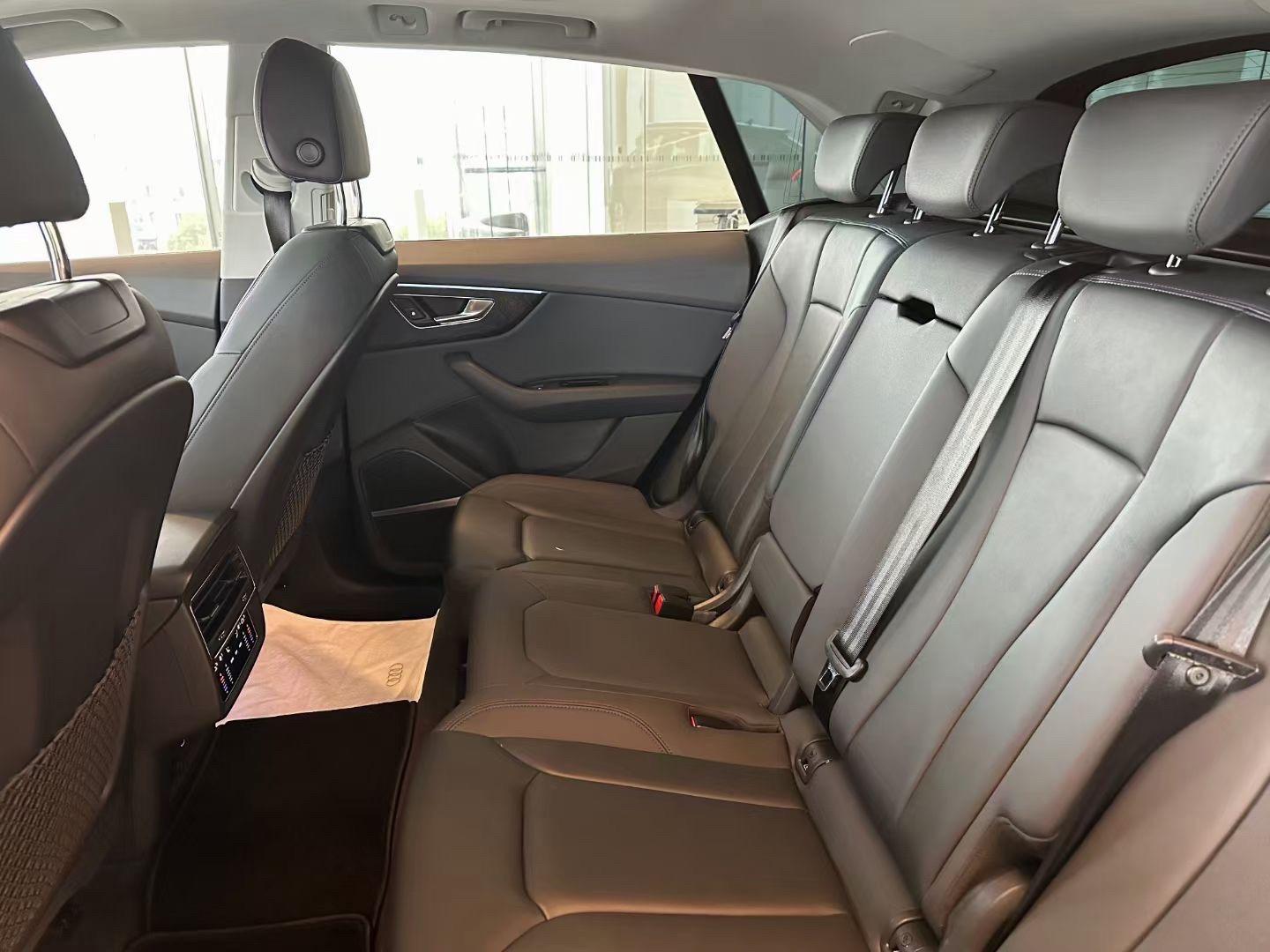 2021款 奥迪q8 55 tfsi 豪华动感型 上牌:21年6月,行驶:约20700公里