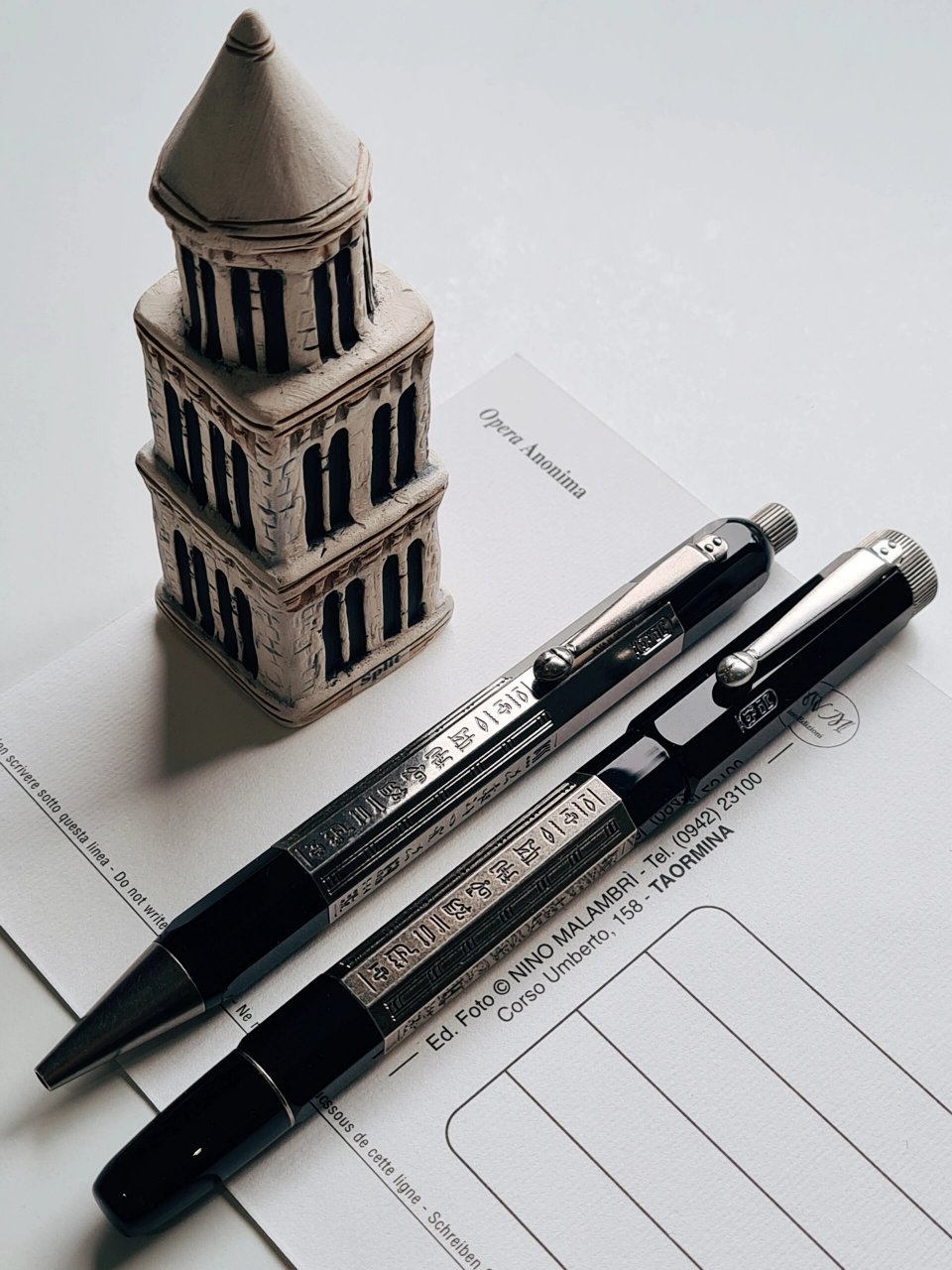 不得不承认,单从外观上来看,万宝龙埃及迷情圆珠笔金属版比起它的钢笔