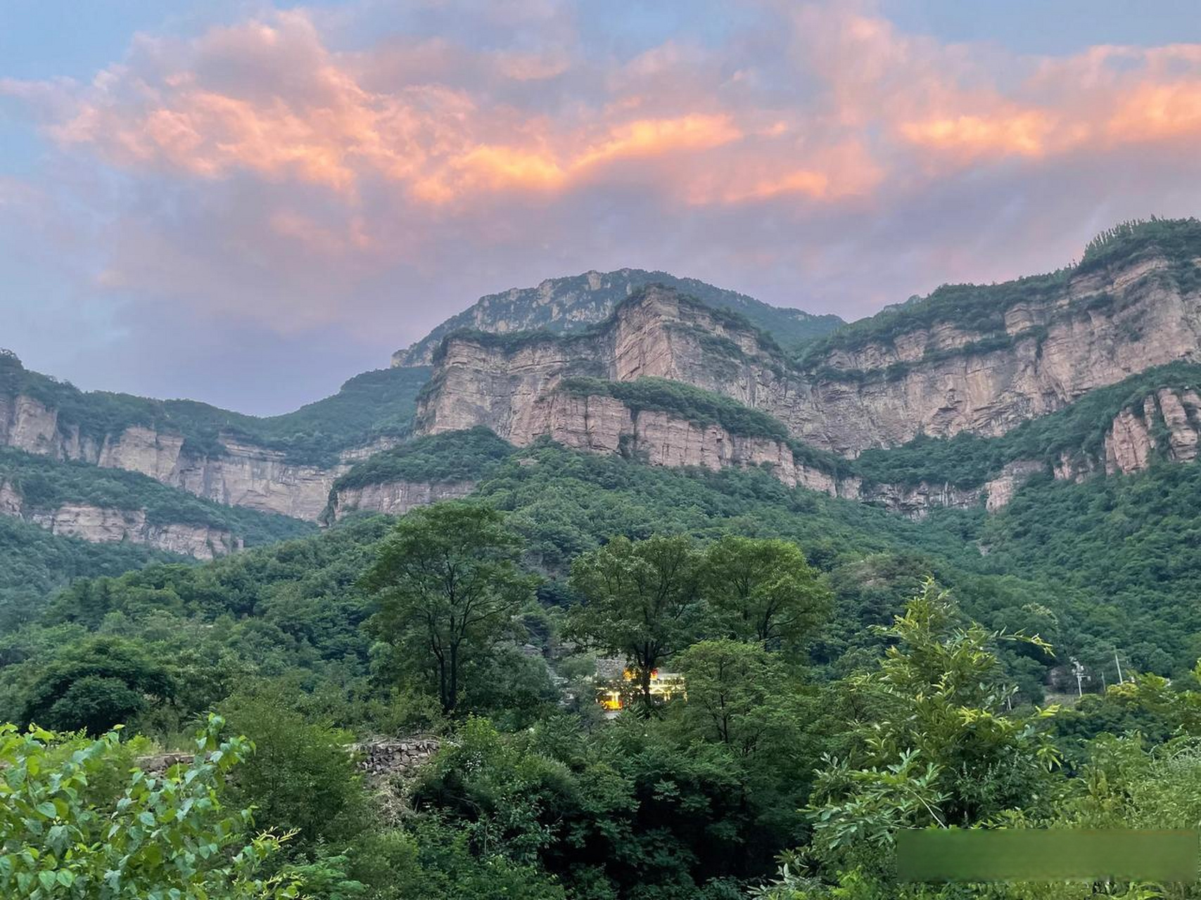 这是6月11日拍摄的河南安阳林州市石板岩镇三亩地村.