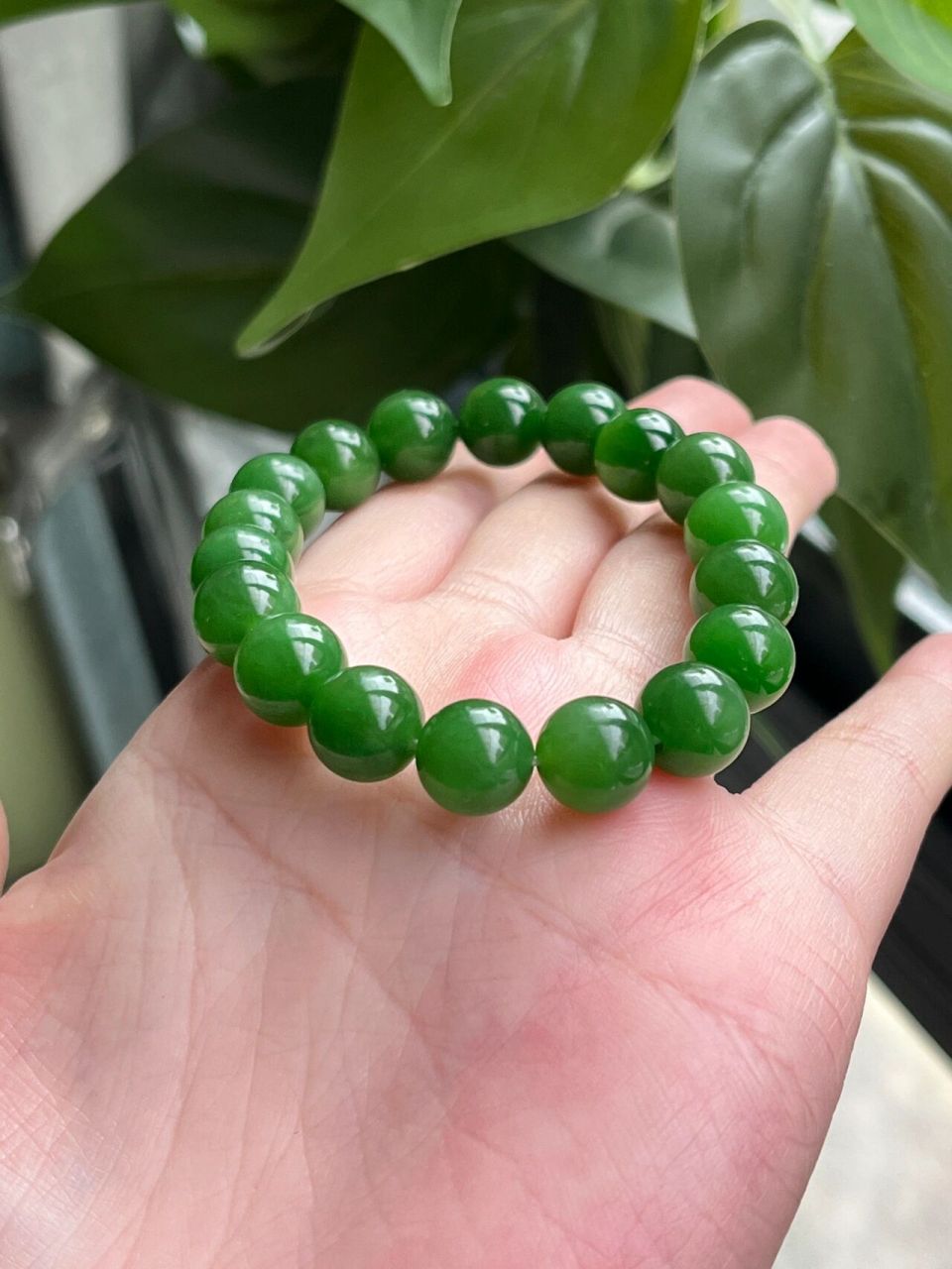 正宗俄罗斯碧玉7号矿老料的浓阳绿手串,这种属于行家的料,绿的浓而不