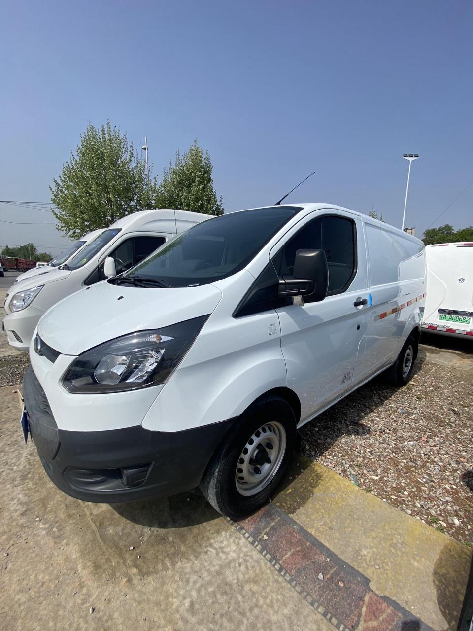 今日上新 福特全顺 短轴低顶厢式货车 车长5米 21年10月上牌  搭载2.