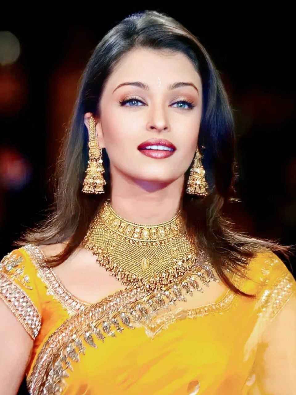 最早穿着纱丽走上戛纳红毯的是艾西瓦娅·雷 金色纱丽jujujuju美