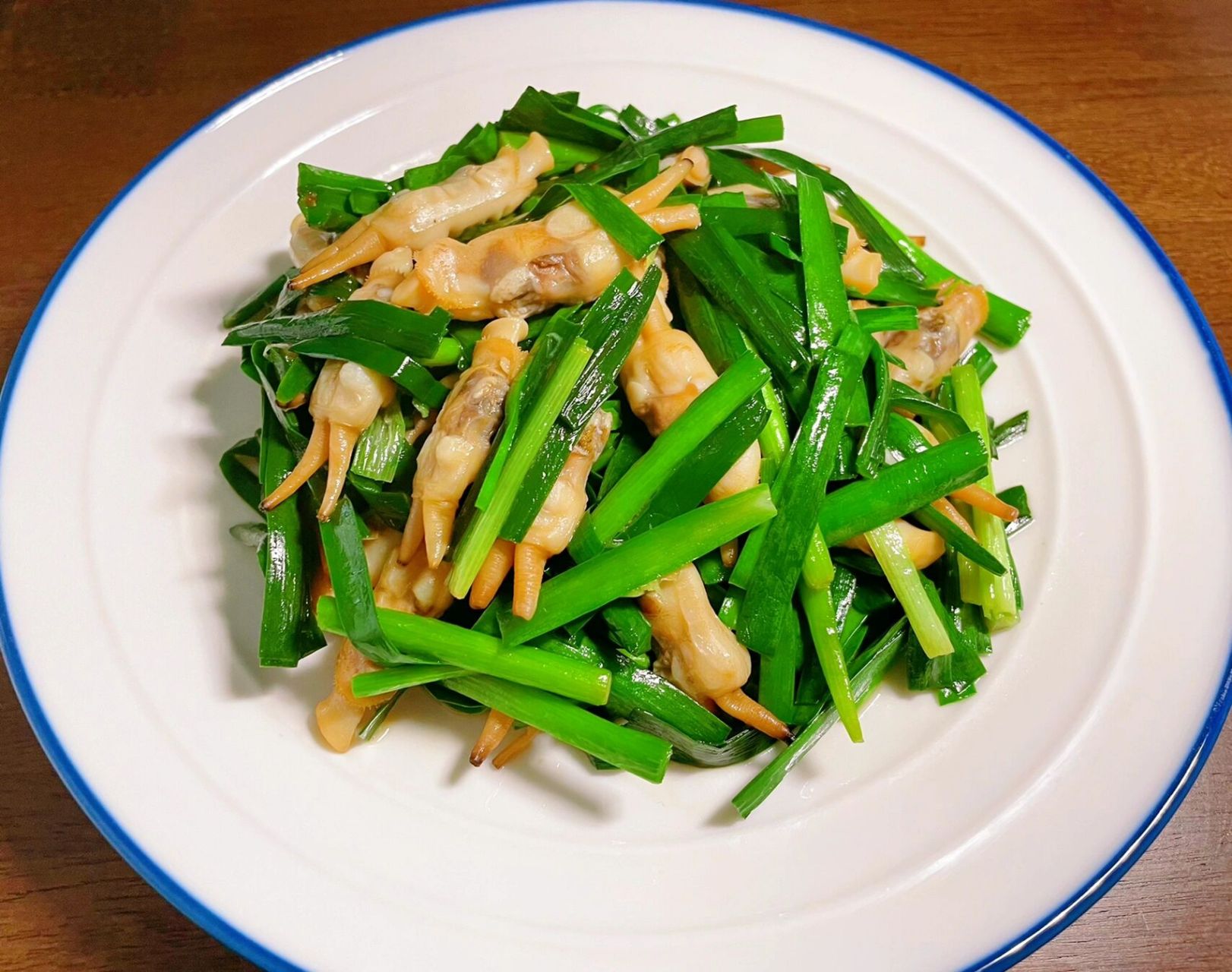 韭菜炒蛏肉,原来蛏子不辣炒也很好吃,全部剥好的蛏肉吃着好过瘾!