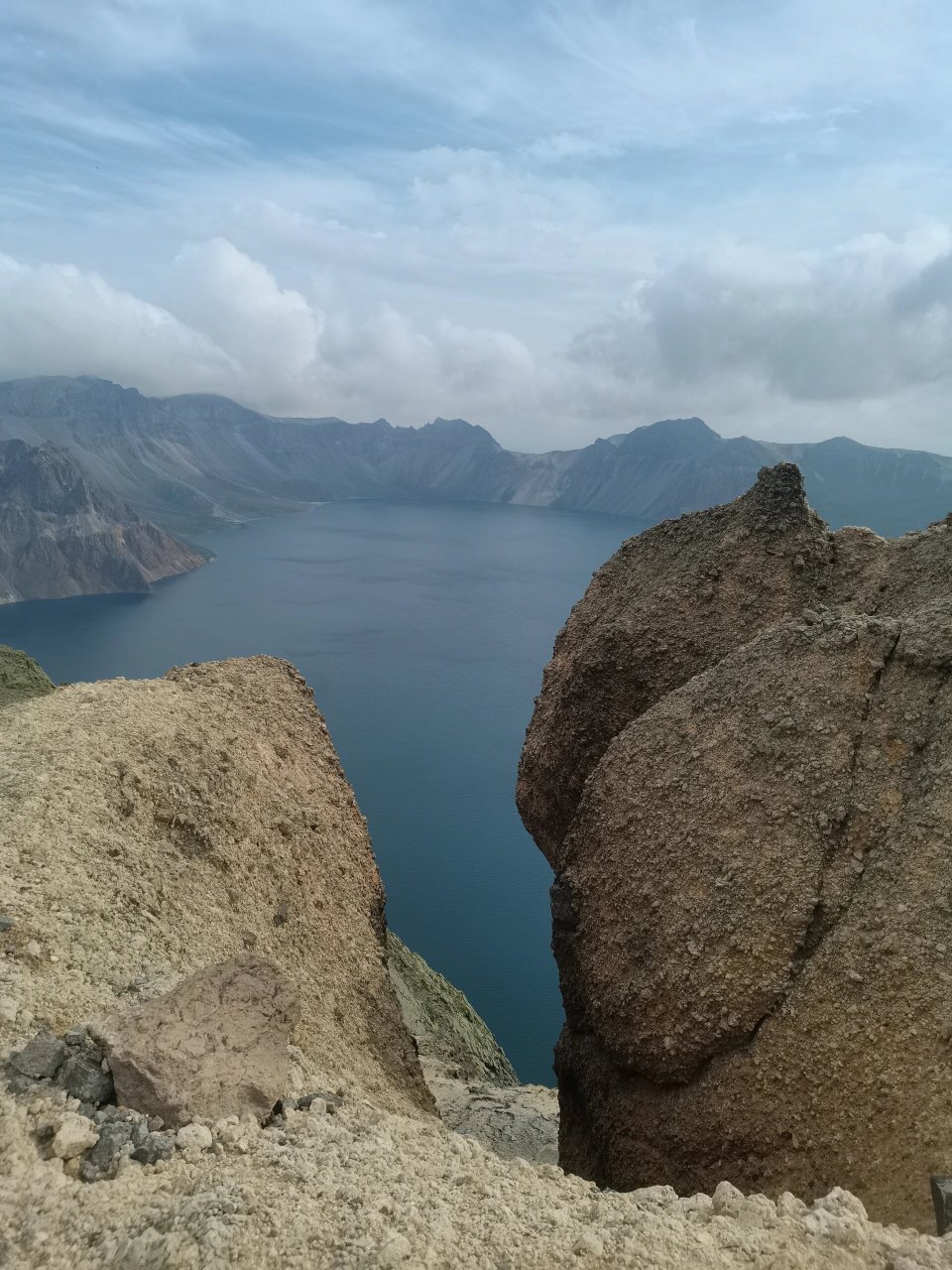 今天我终于登上了海拔2600多米的长白山山顶,也看到了海拔2100多米的