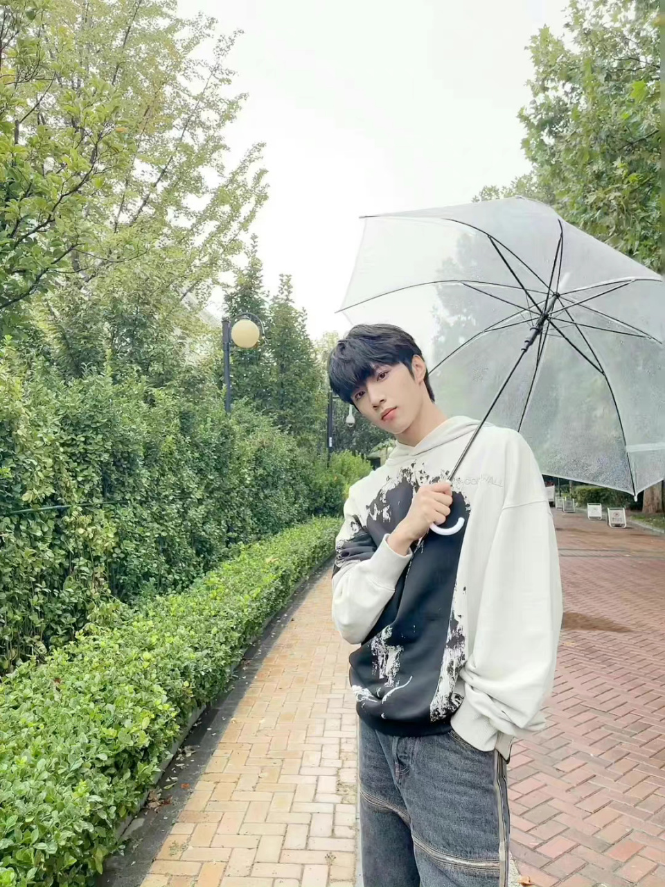 刘耀文晒撑伞live图#刘耀文微博晒出live图叮嘱大家天气变凉记得加衣