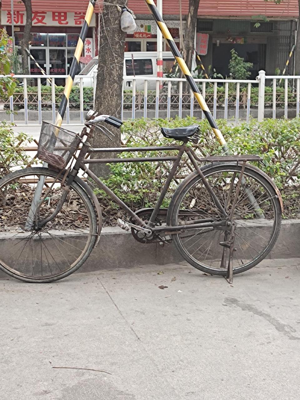 这台是老式五羊双杠28寸自行车了