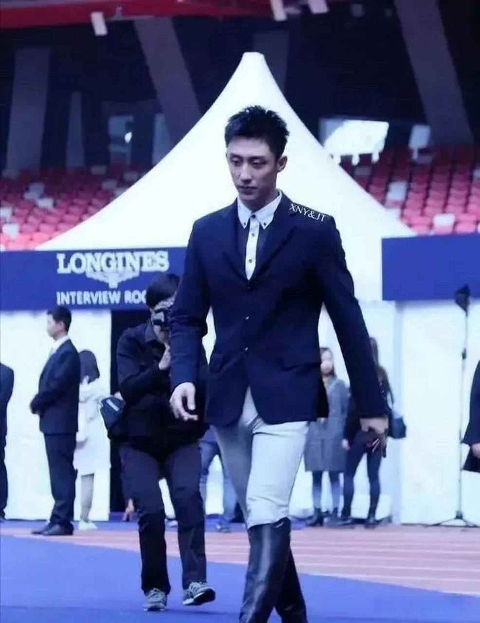 这套紧身骑马装,把黄景瑜的实力显露出来了!