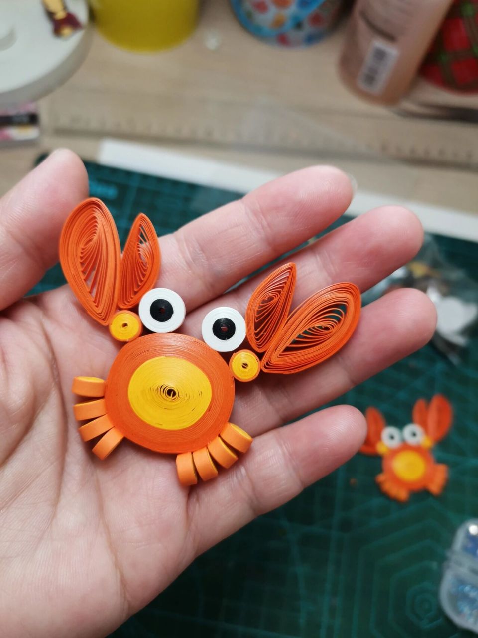 衍纸小螃蟹教程"蟹蟹你" 还没准备教师节礼物的看过来.