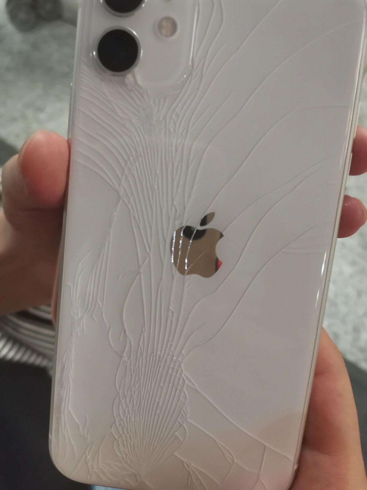 苹果11手机屏幕碎了,有啥好办法吗?求助