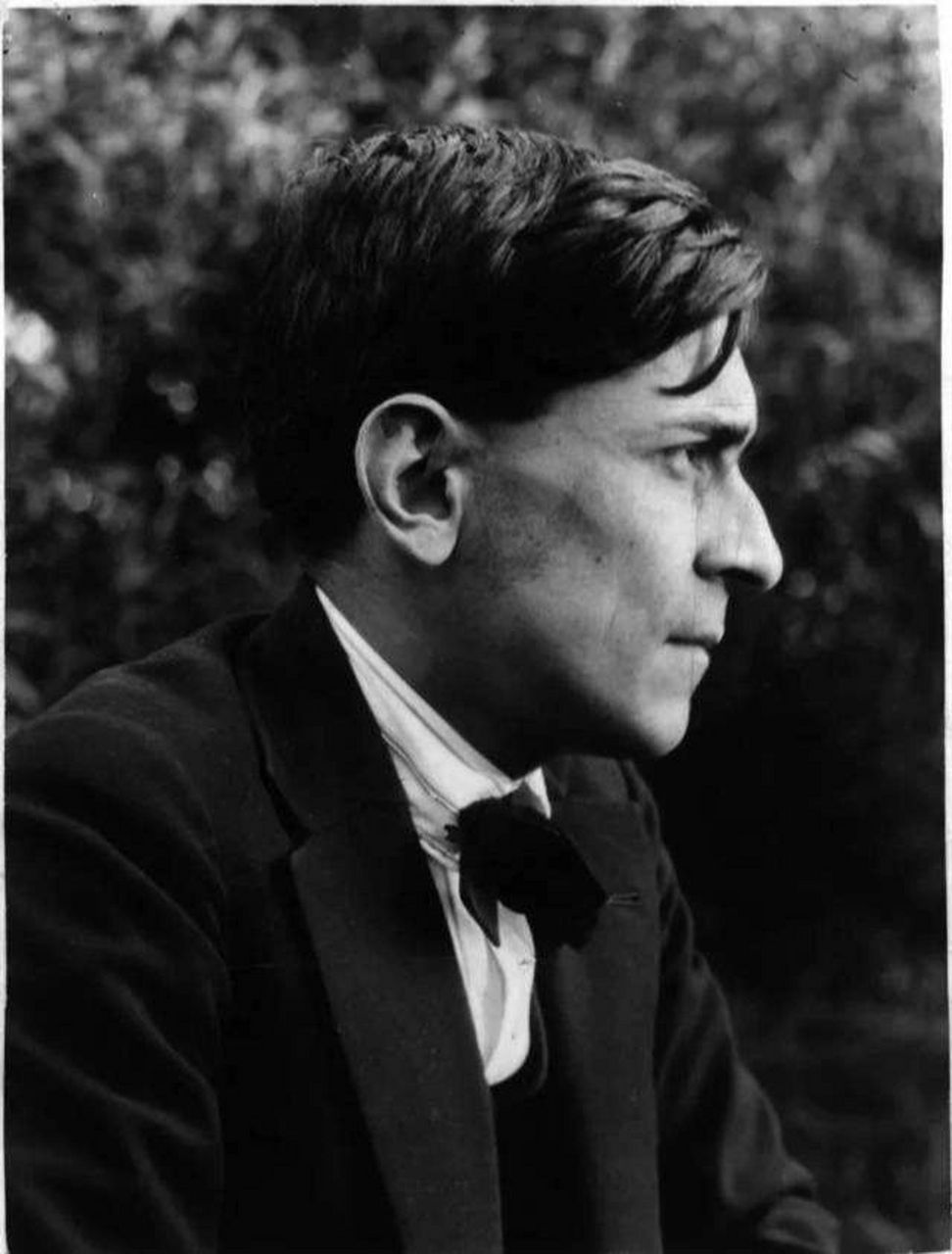 作为和聂鲁达,帕斯同时期的作家,巴列霍的价值再生前并未被发掘.