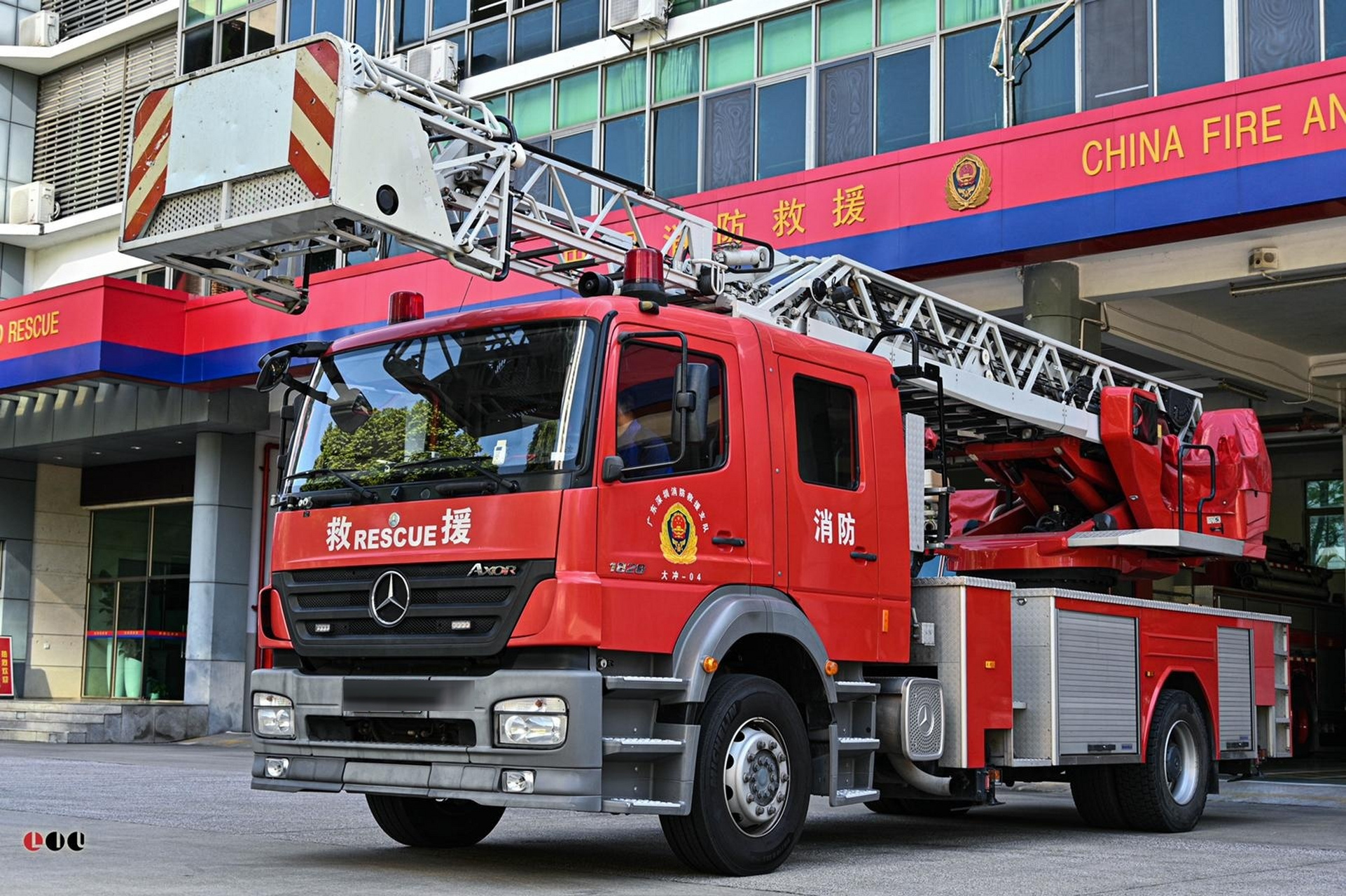 深圳消防,马基路斯32米直曲臂消防车,采用双排奔驰驾驶室.