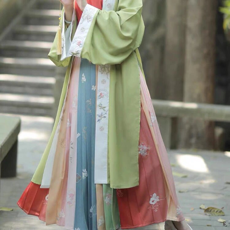 此间春色(兰若庭汉服) 人间忽晚,山河已秋.