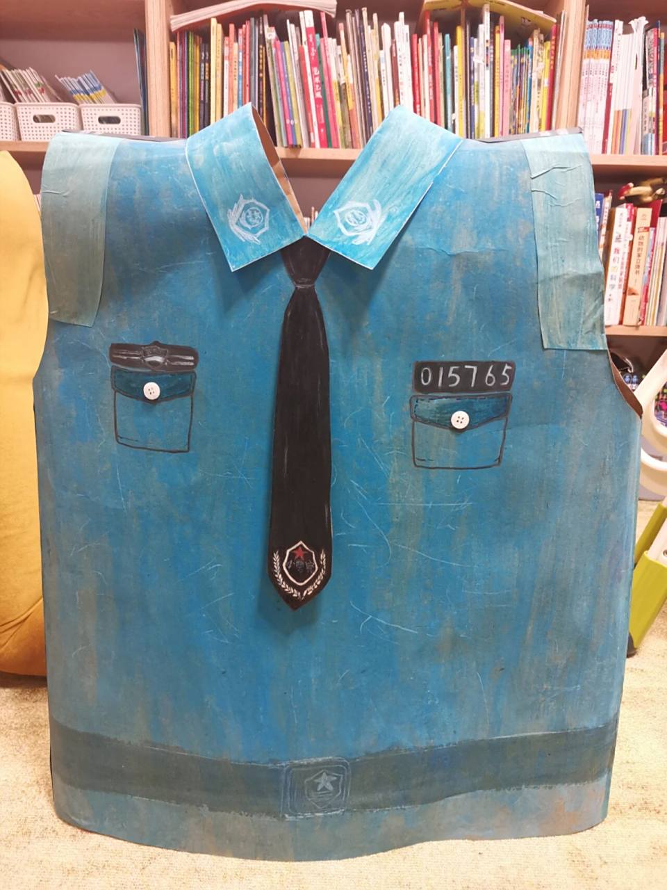 硬牛皮纸手工制作仅供参考 最难的是衣领,需要会做衣服的老师傅带带