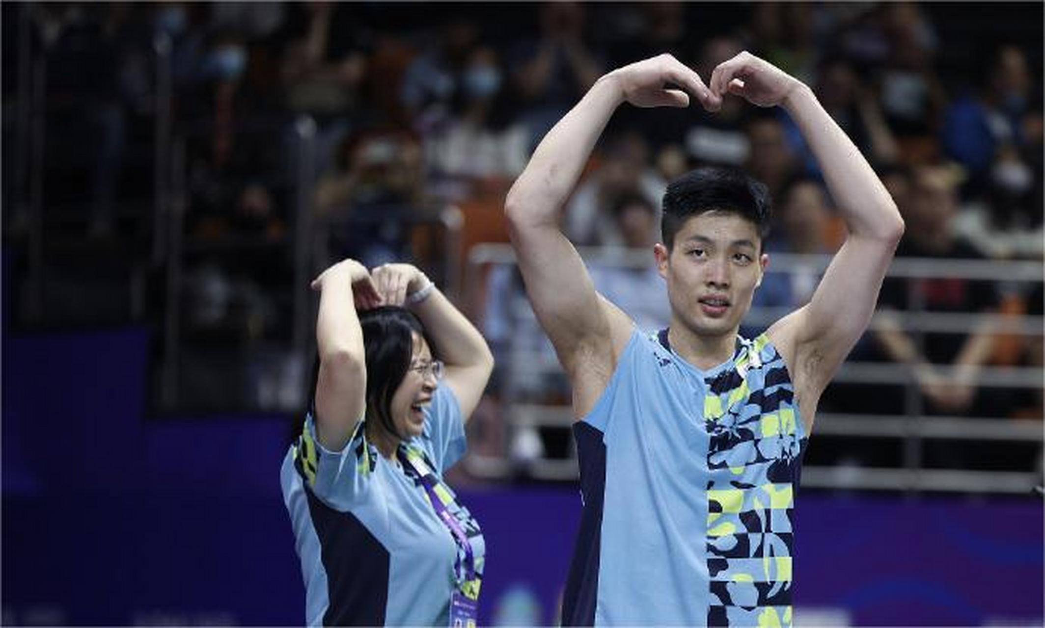 2023年苏迪曼杯# 周天成今天拿下比赛后对观众比心 #我在苏州羽见你