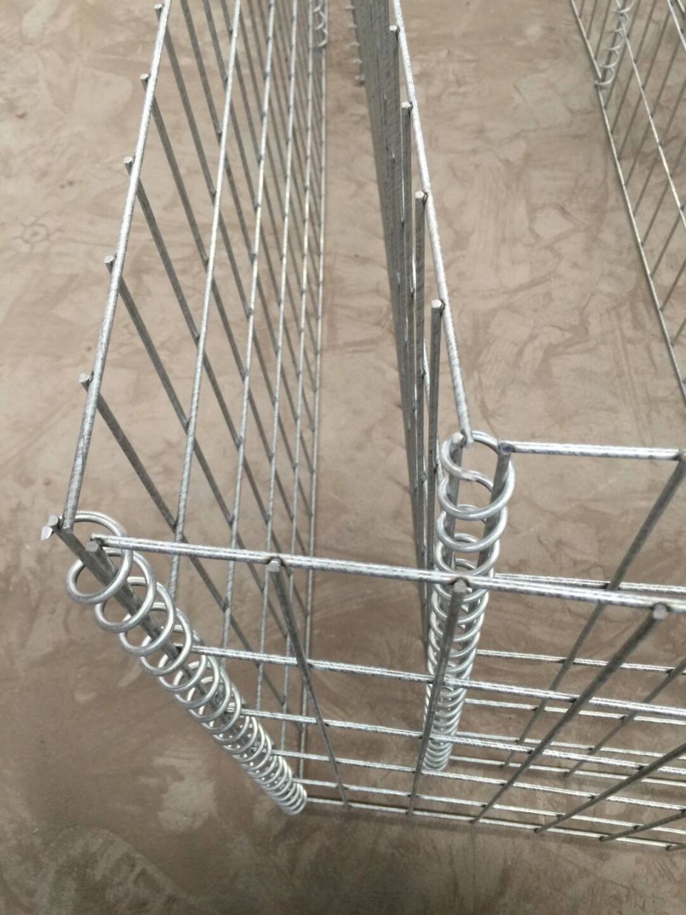 电焊景观石笼网 电焊石笼网是用螺旋形绑丝,把焊接成型后的前后面板