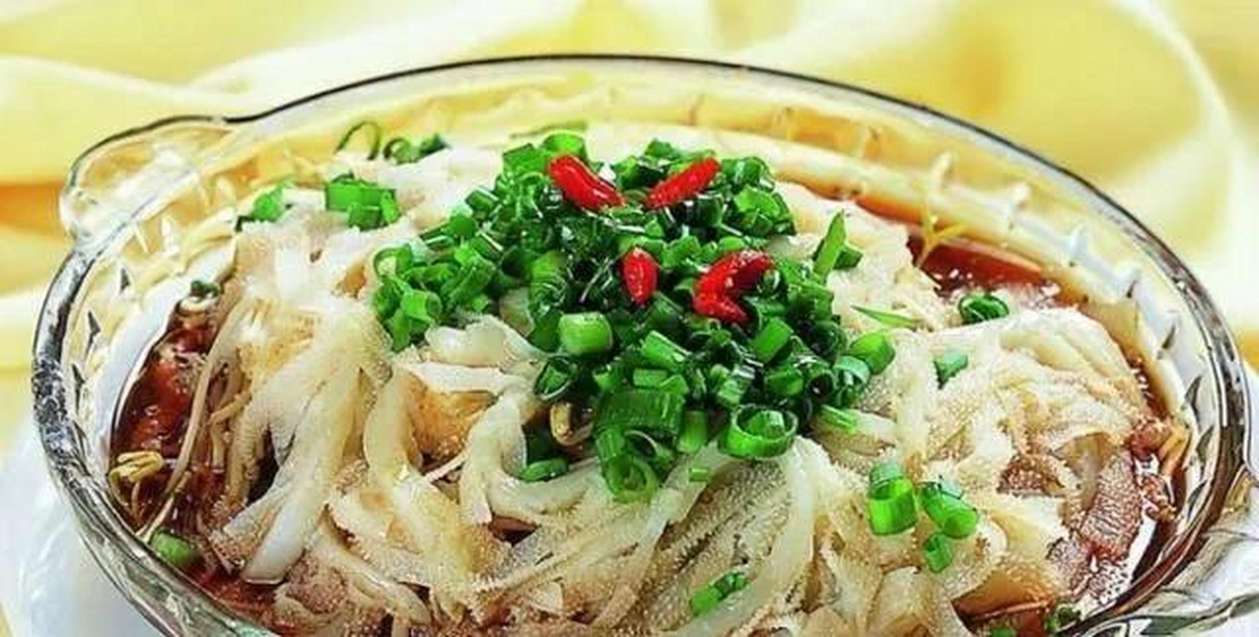 "葱油牛百叶"是一道美味佳肴,做法如下: 材料: 牛百叶300克,葱白2根