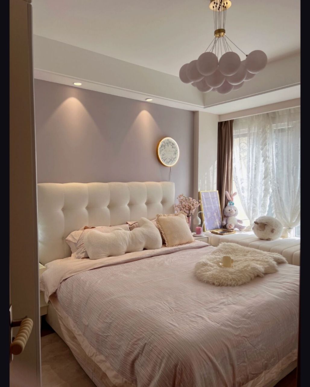 低饱和度香芋紫90～的无滤镜十平米卧室 我家的卧室不大,而且床尾