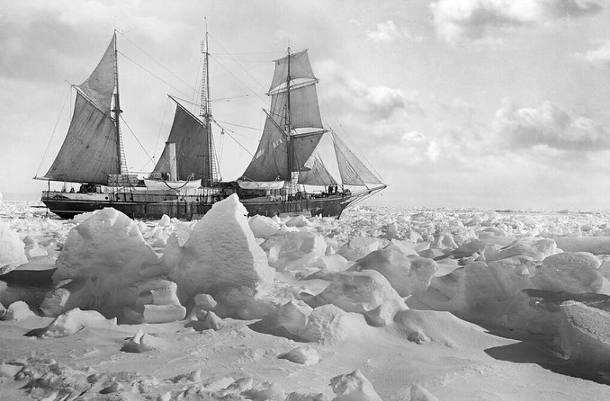 1914年8月8日,英国皇家南极探险队在队长沙克尔顿的带领下,乘坐"坚忍