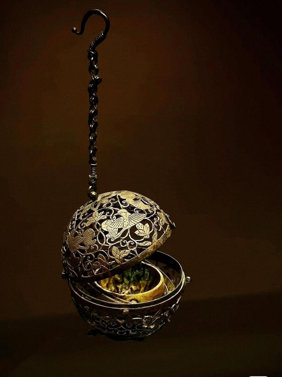 葡萄花鸟纹银香囊 名称:葡萄花鸟纹银香囊 年代:唐代 尺寸:香囊外径4