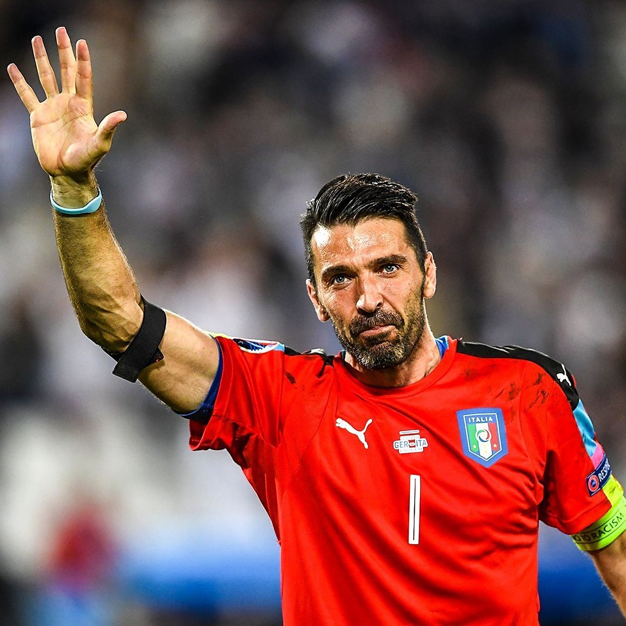 任领队一职  意大利足协官方宣布,此前宣布退役的布冯将重返意大利