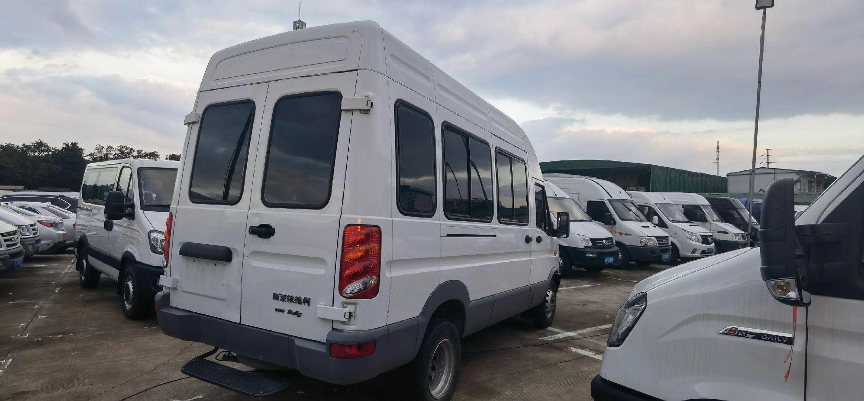 6米超大空间面包车 依维柯 福特全顺 柴油车 货车