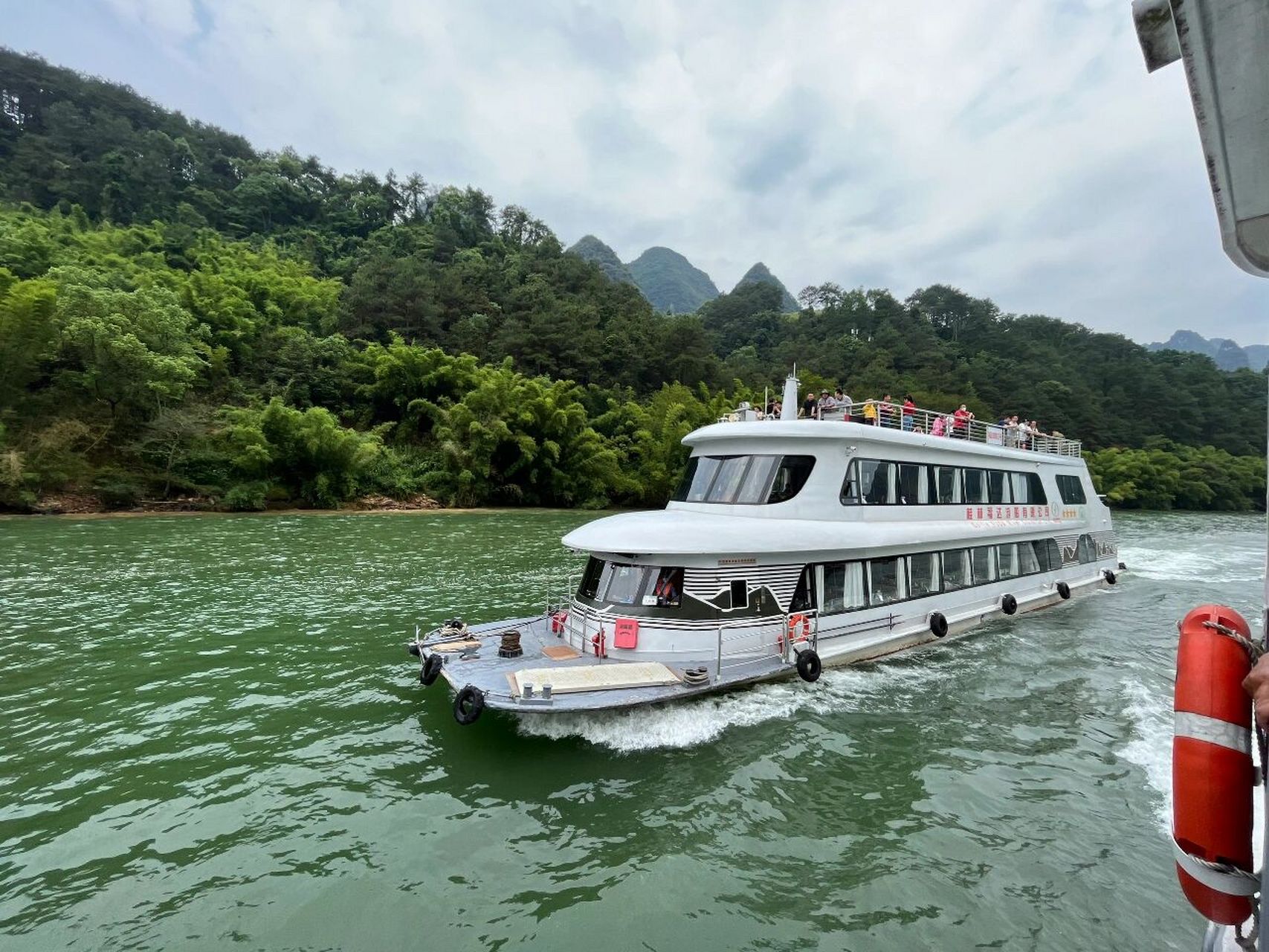 一个是5a级大漓江旅游风景区,一个是桂林兴安乐满地景区8215