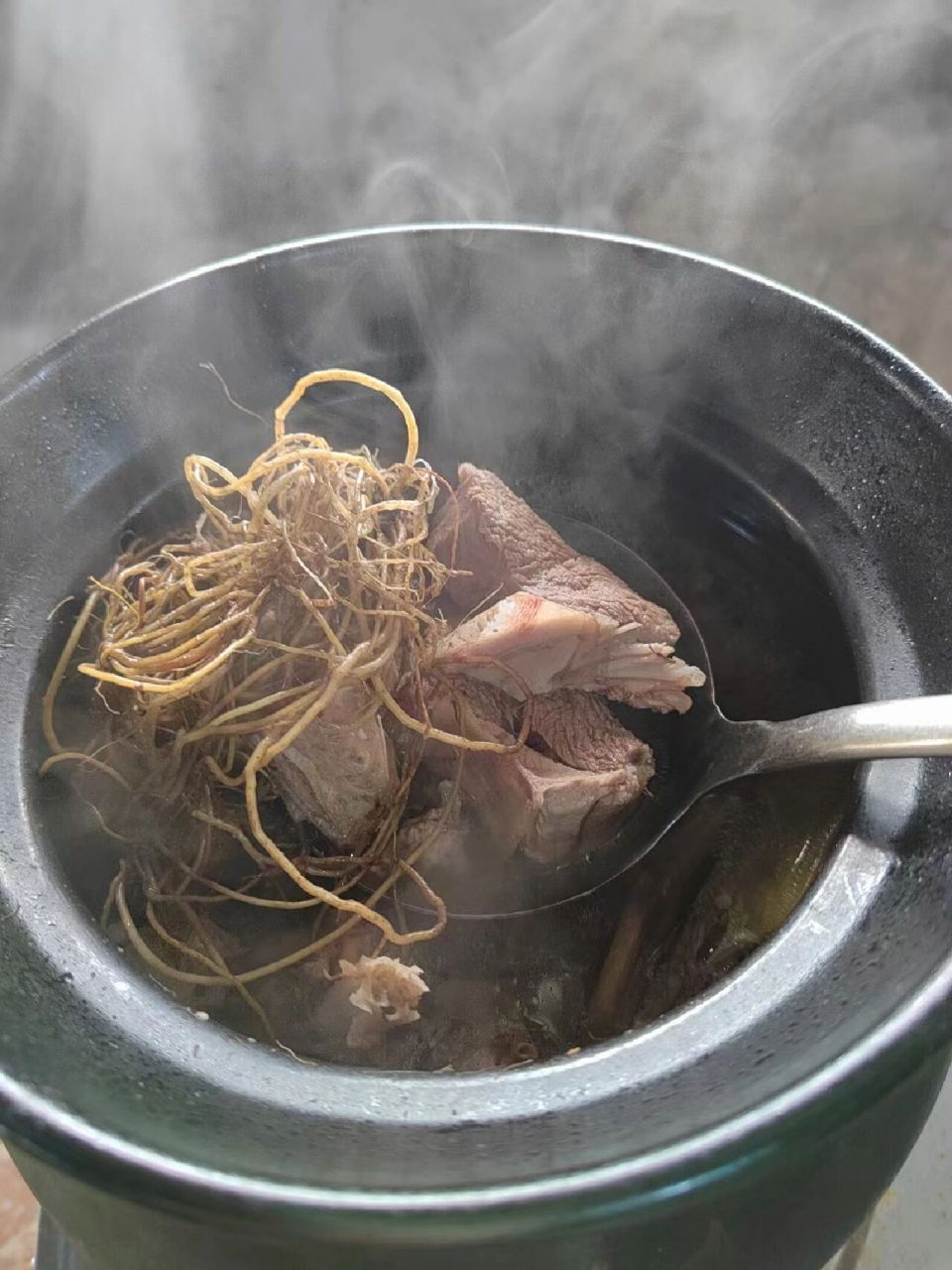 地胆头鸭汤 地胆头老鸭汤,新鲜地胆头清洗干净,老鸭砍成适合的大小并