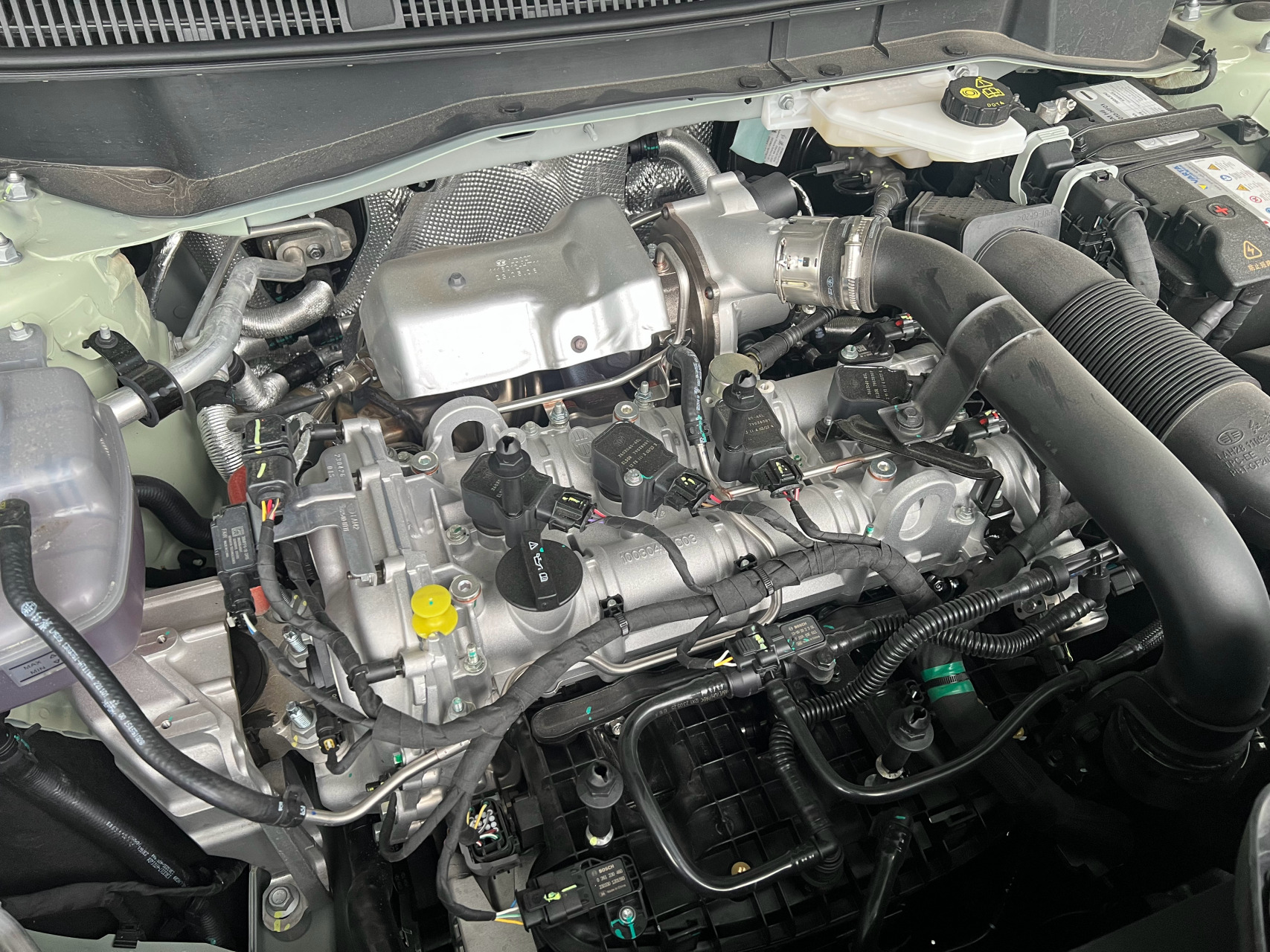 打开发动机盖我就感叹,太卷了,这个级别的车都用上纵置发动机了…结果