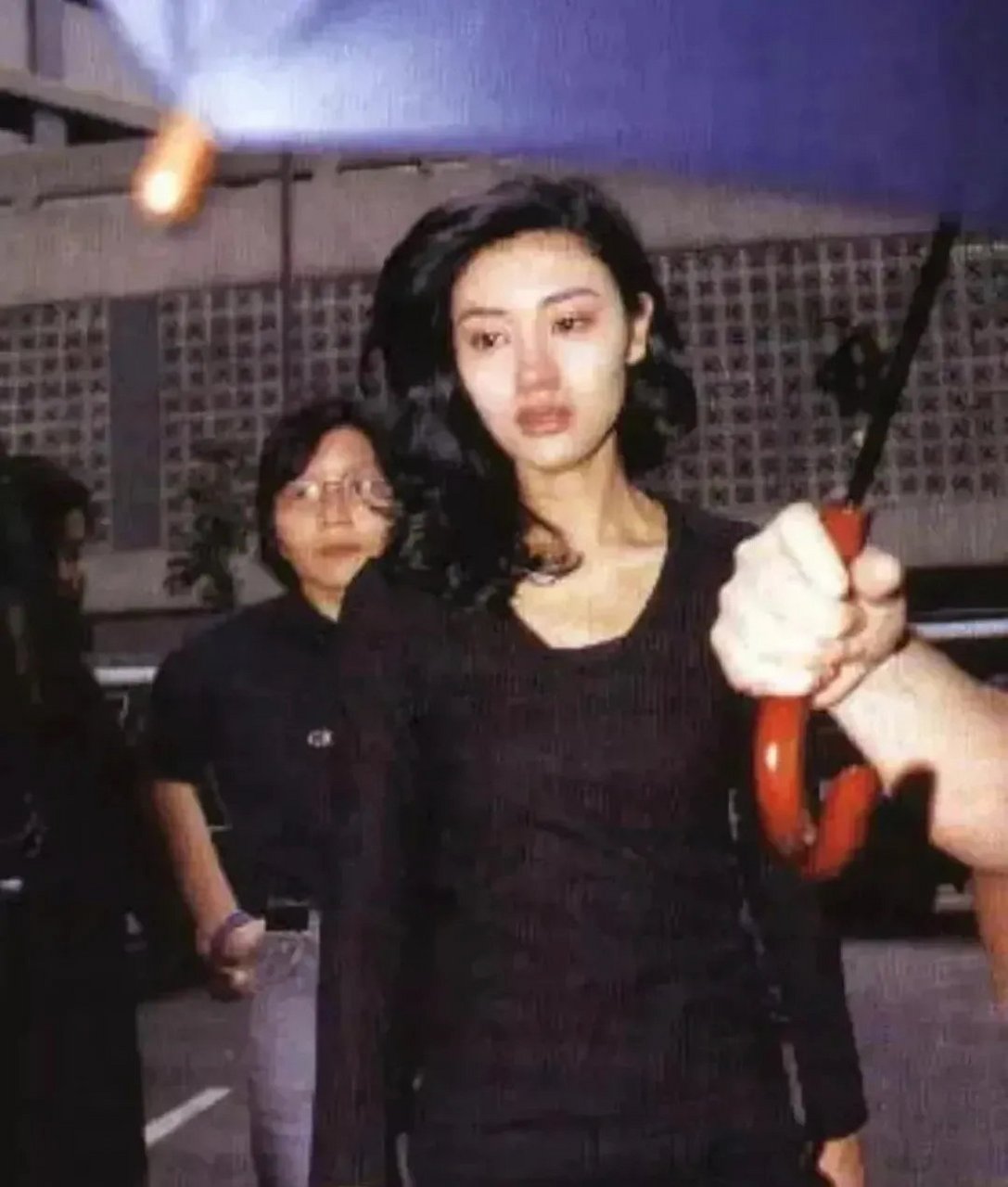 1995年父亲葬礼上的李嘉欣,哭得梨花带雨!