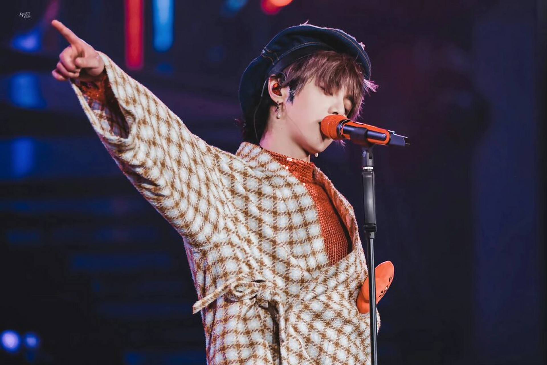 红色麦克风图解 钩一个华晨宇的红色话筒,超级mini,可当钥匙坠 图解在