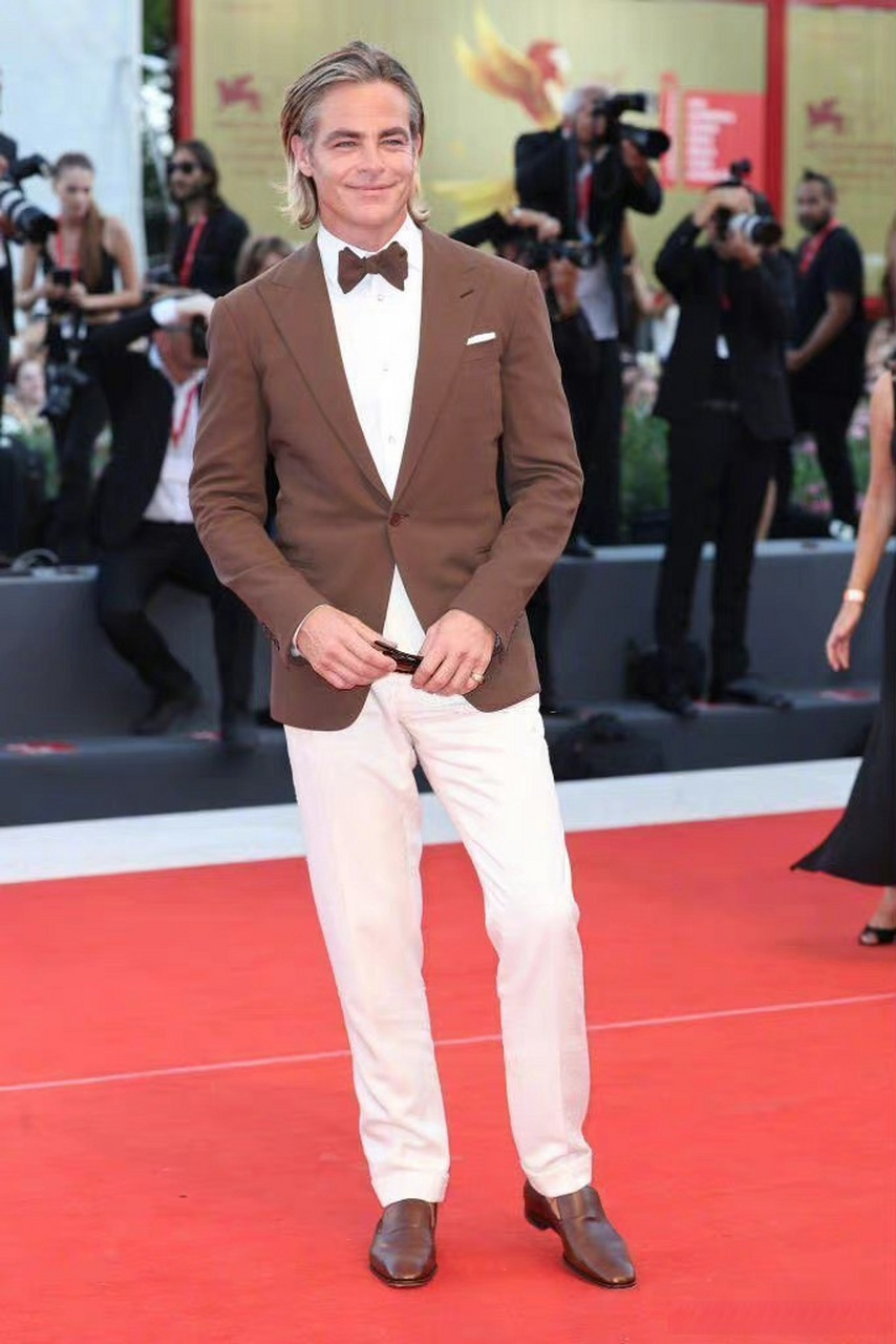 #直击威尼斯电影节# 克里斯·派恩亮相电影《亲爱的别担心》威尼斯电