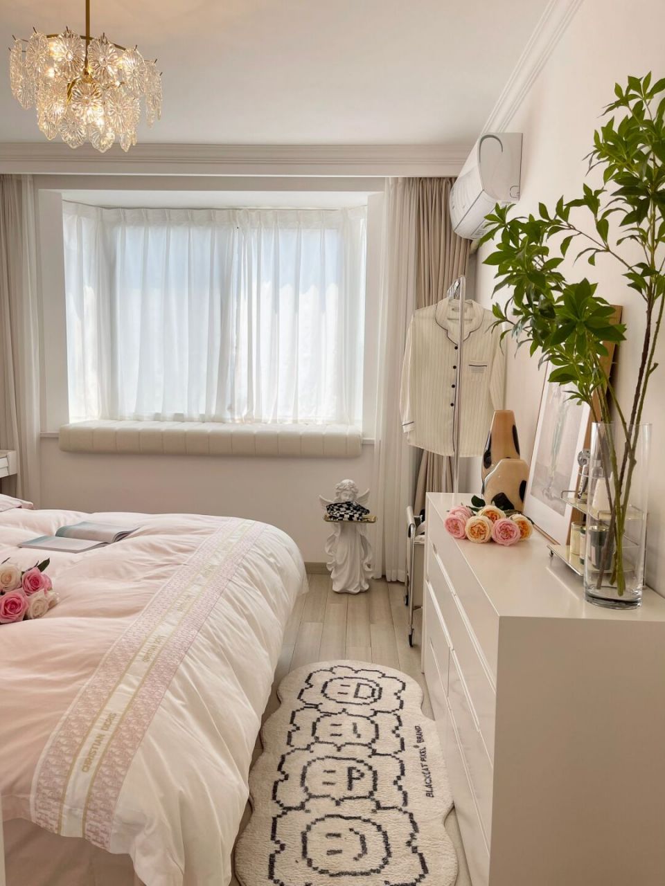 开开暖光,氛围感满满 窗帘是奶油色的布帘和一层纱帘 让房间有了层次