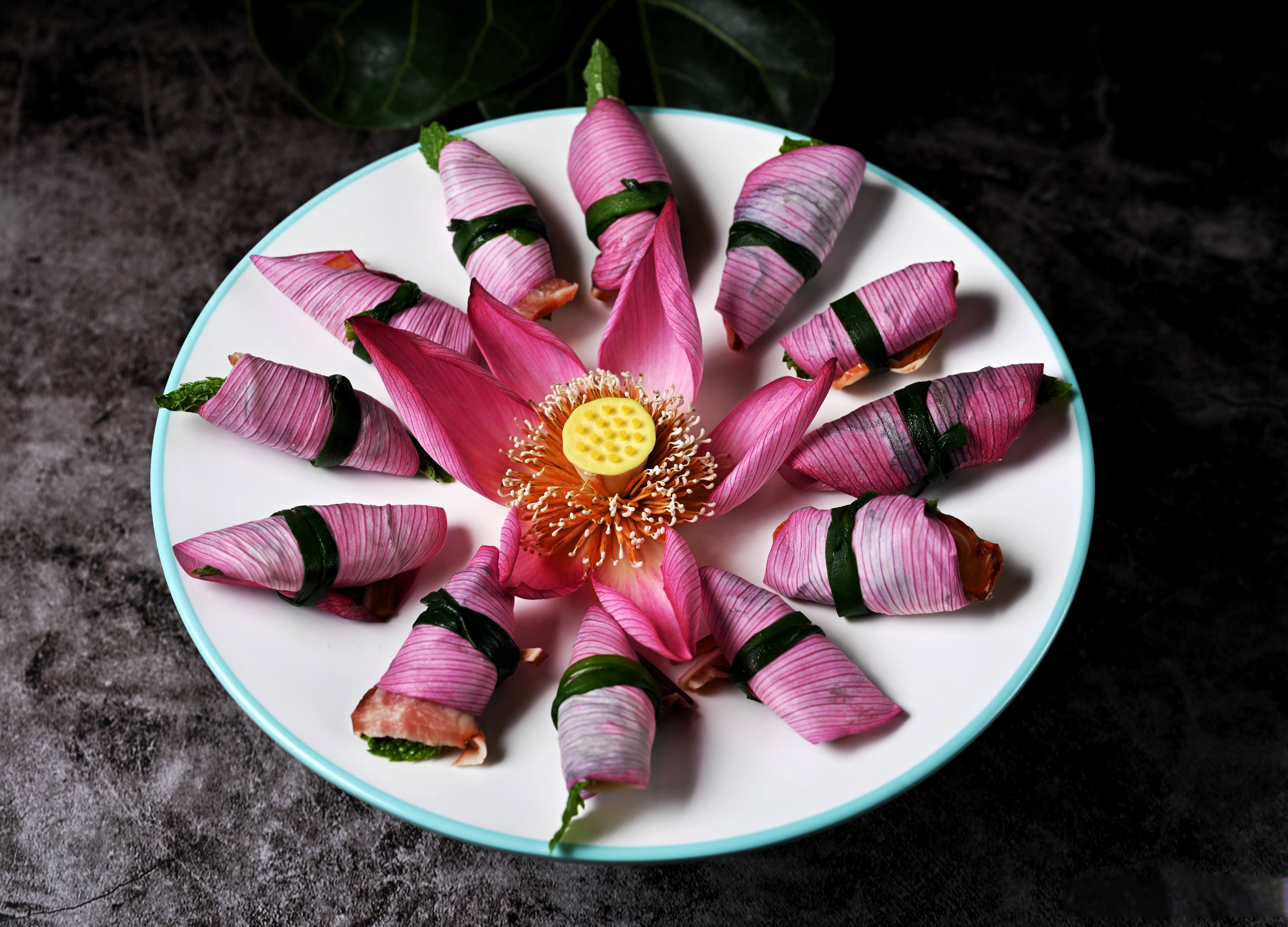 一桌菜肴皆以荷花为元素,如荷花青麦粒,莲子羹,莲子八宝饭,荷花狮子头