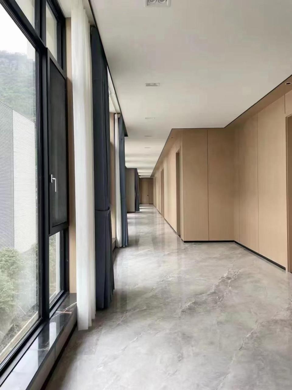 木饰面大板中型办公室装修图片分享