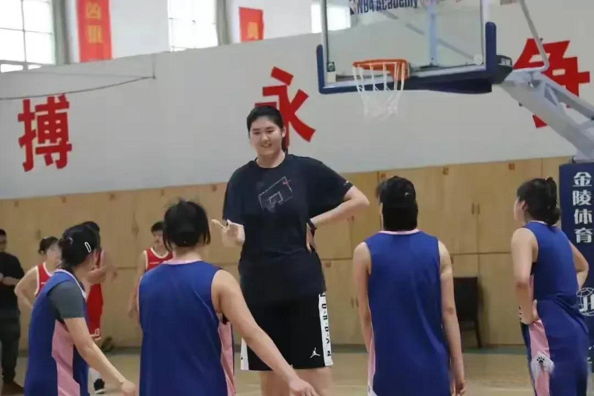 作为一个只有16岁的球员,张子宇身高超过了姚明,这无疑给人留下深刻的