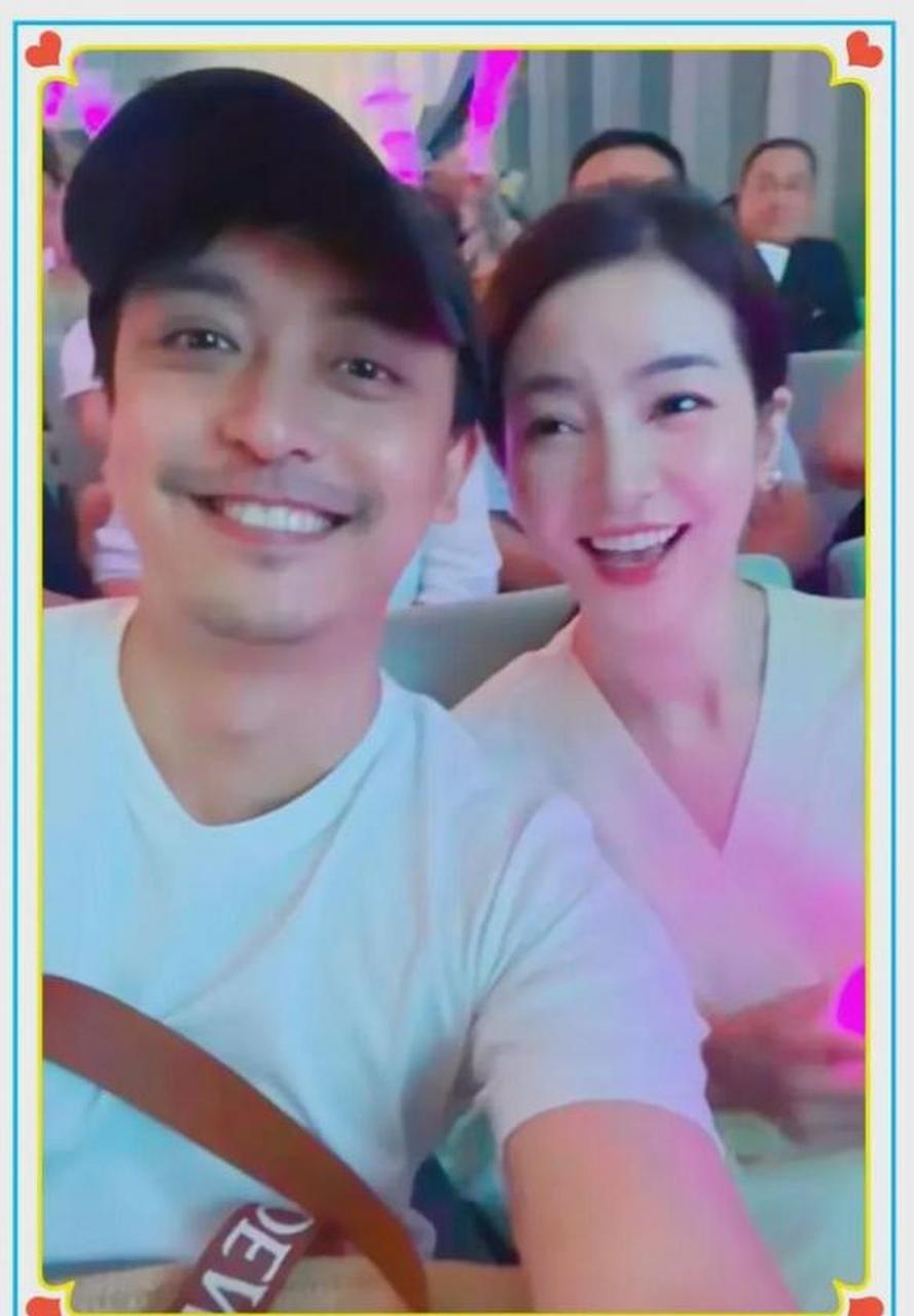 近期,李佳航和老婆李晟参加儿子幼儿园毕业典礼,笑容满面,仪式感满满.