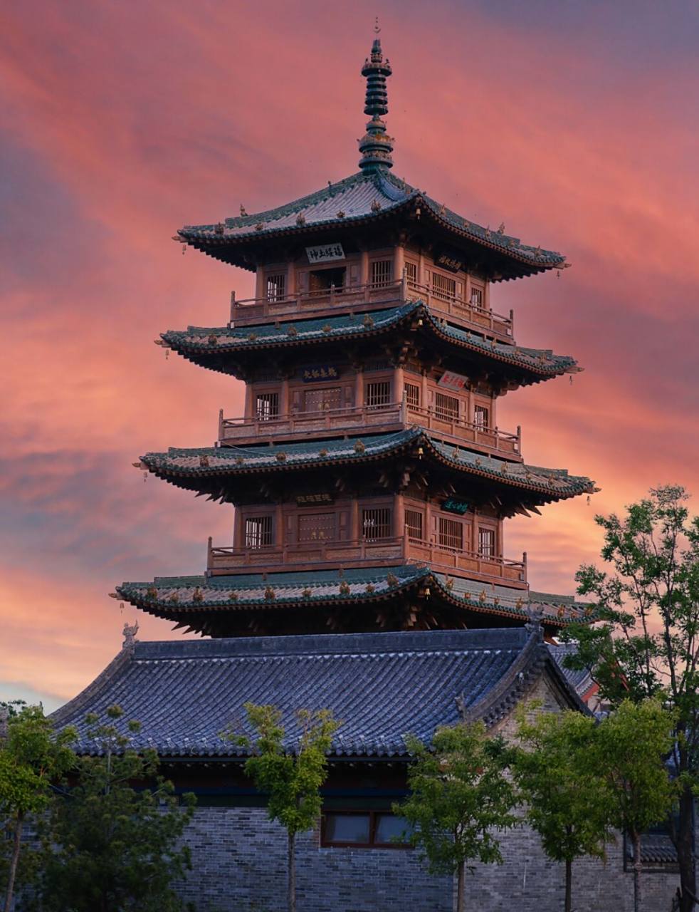 太原古城,它保留着丰富的遗迹和文化景观,明代的古城墙,清代的古建筑