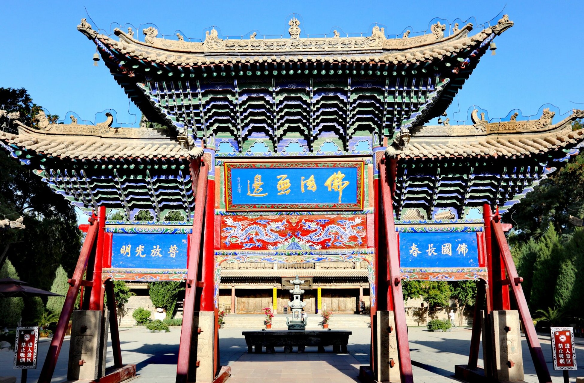 西夏国寺--张掖大佛寺 西夏的建筑都是坐西朝东,这座寺院也是如此.