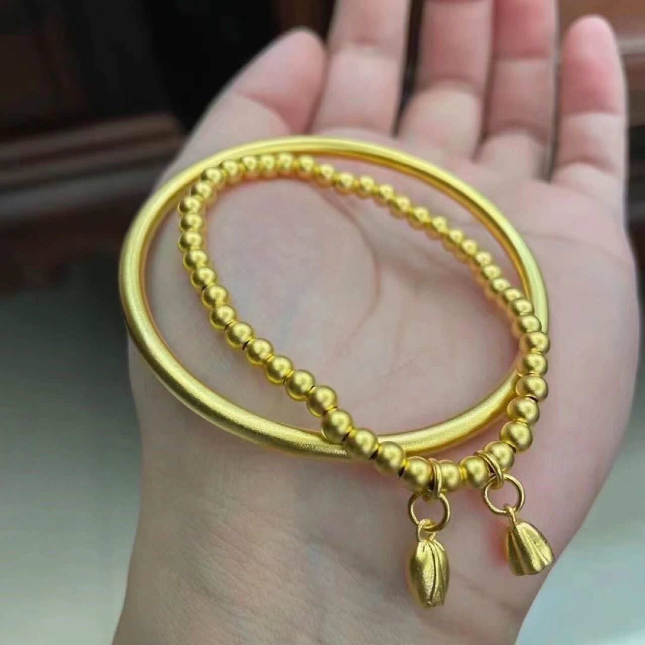 提到古法工艺黄金手镯,最经典最耐看最受欢迎的当属传承实心素圈手镯
