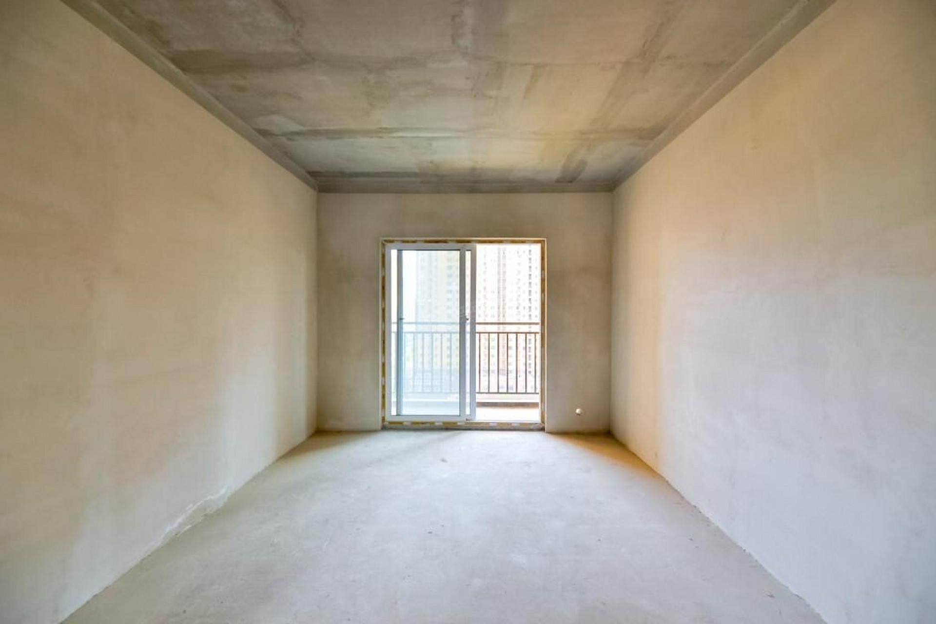 东阳光灿烂的毛坯房 户型设计得很好,三室两厅一卫一厨,阳台在客厅,88