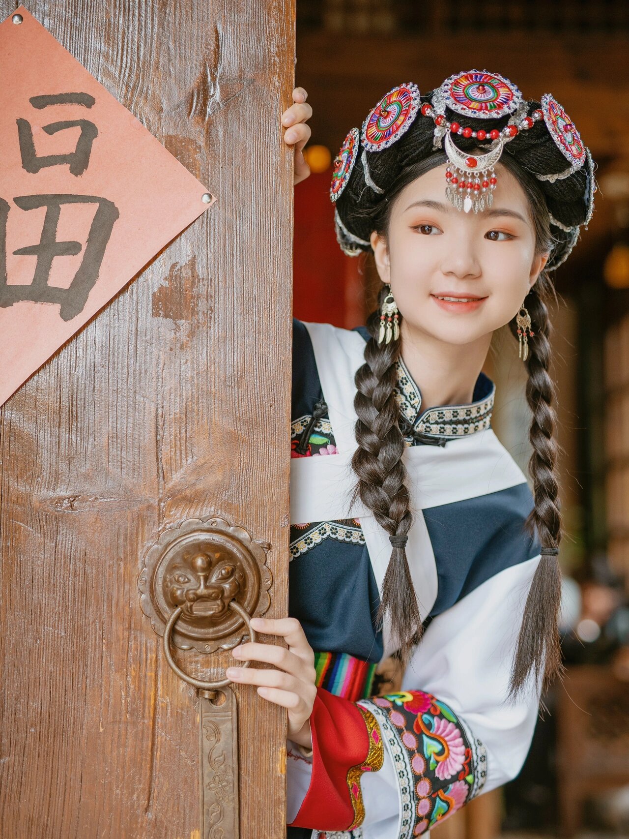 丽江必体验的纳西族服饰