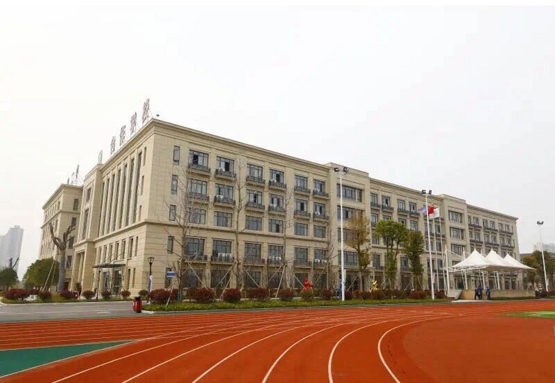 佳诚中学,全称平阳县佳诚高级中学,创建时间不长,那么这所新兴学心沣