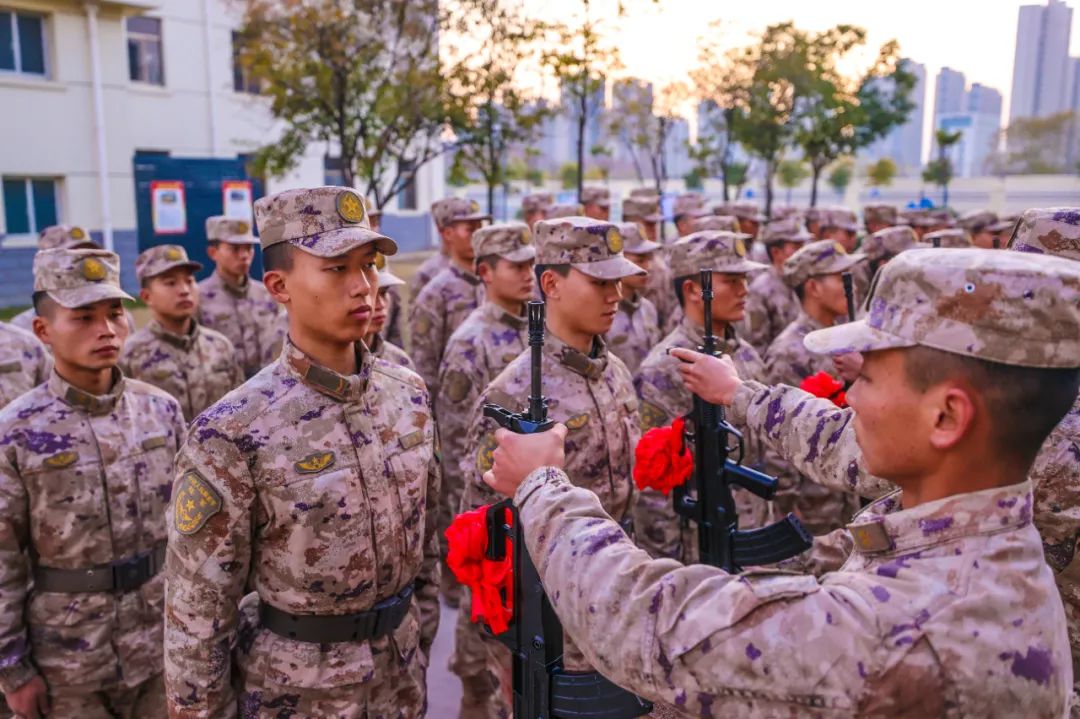 同时,他们还开展心理团辅活动,邀请训练尖子分享奋斗观,助