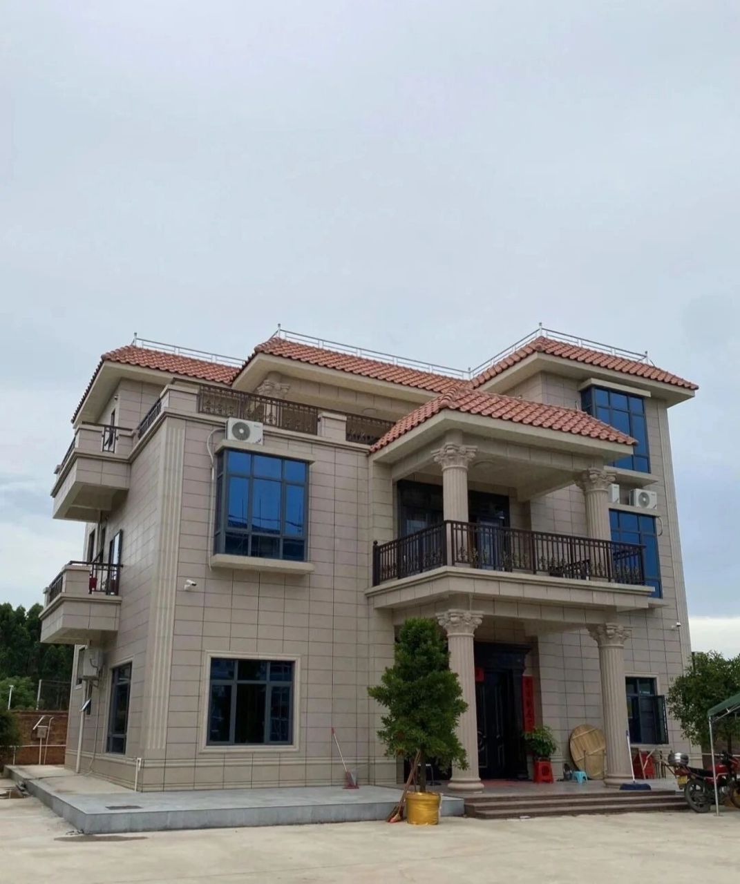 外墙瓷砖这样装修真的太好看了 今年最流行外墙瓷砖,主墙樱花红,配套