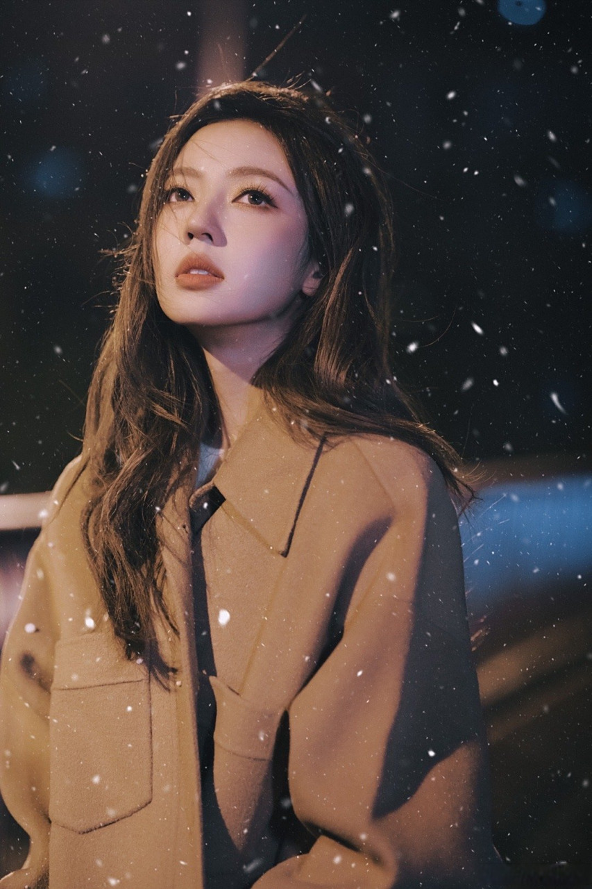 雪影交织,勾勒冬日暖意.欢娱影视演员何瑞贤冬日写真今日送达.