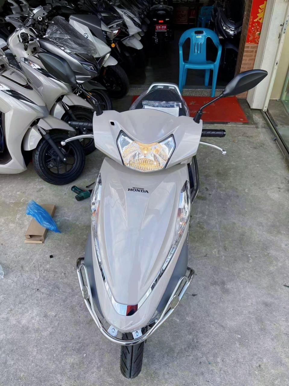 五羊本田新优酷3代110奶咖白无钥匙版本,五羊本田喜鲨125银色感谢各位