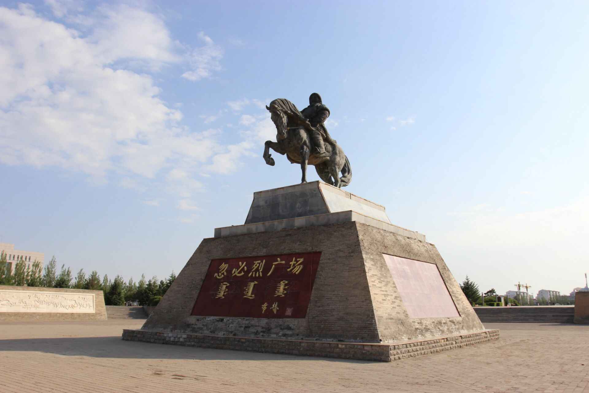 元上都遗址 元上都遗址位于锡林郭勒盟正蓝旗金莲川草原上,曾是世界