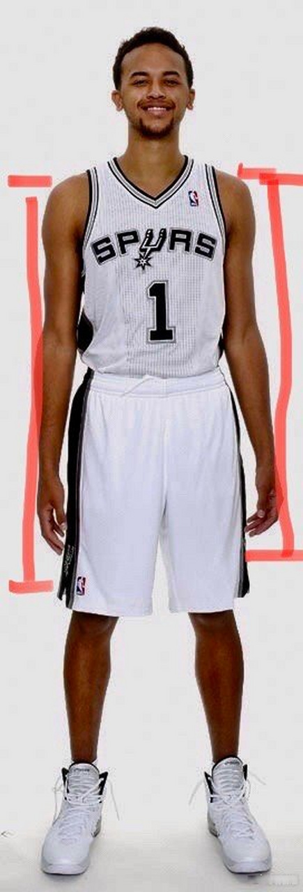 双手过膝,绝对的当代刘备.