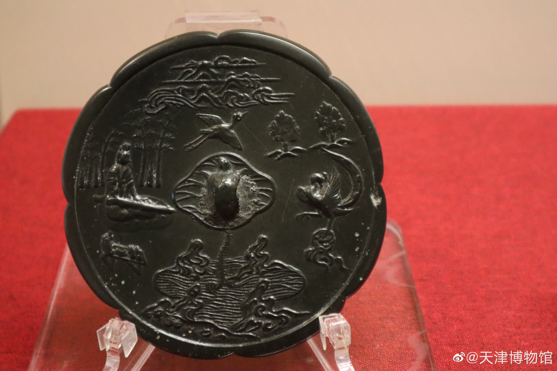 >> 唐 抚琴引凤铜镜,河南博物院藏  此镜为八瓣葵花形,正面微凸,箍缮